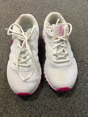 K-Swiss Tubes 200 White Mesh Running Sneakers with Pink Accents